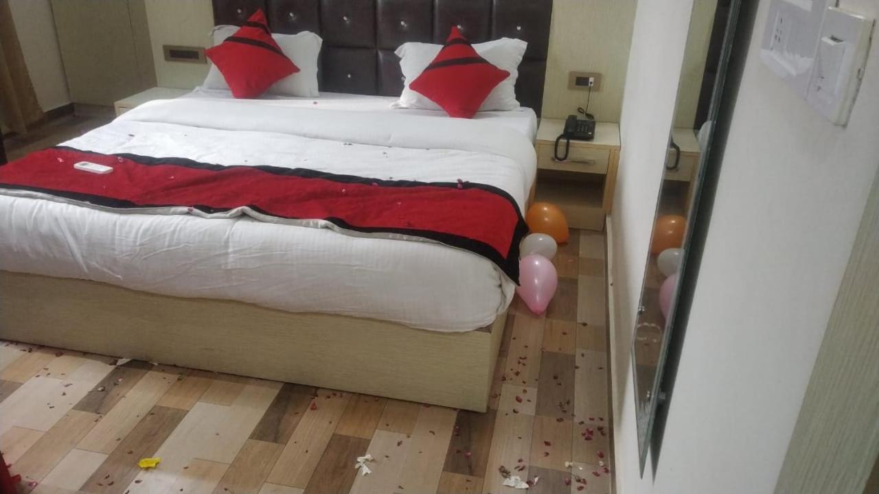 Hotel Ss Grand Лакнау Екстериор снимка