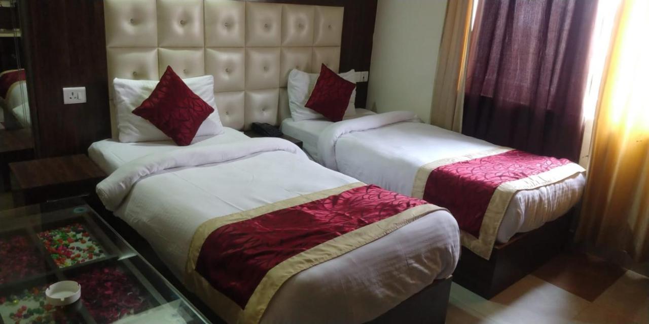 Hotel Ss Grand Лакнау Екстериор снимка