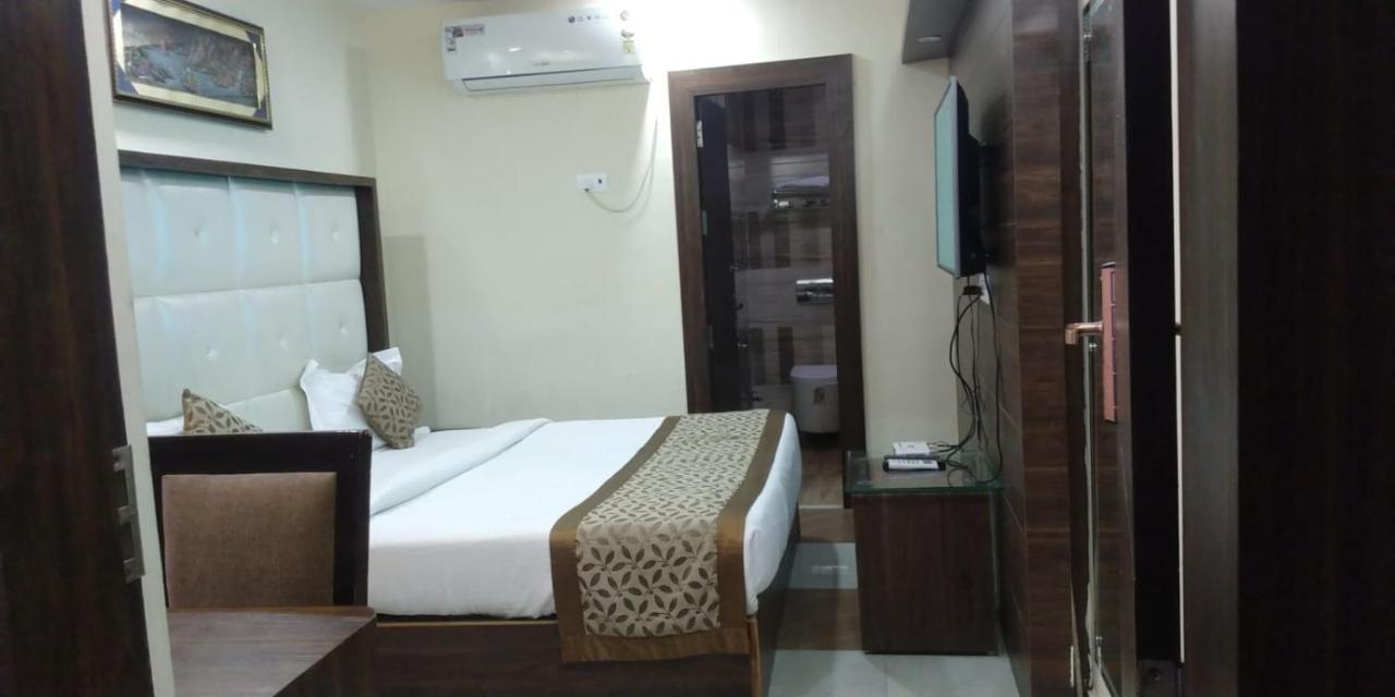 Hotel Ss Grand Лакнау Екстериор снимка