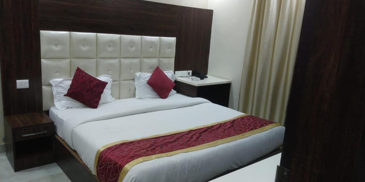 Hotel Ss Grand Лакнау Екстериор снимка