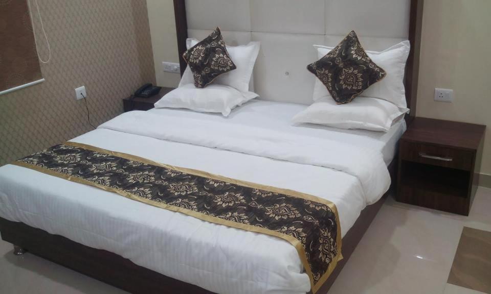 Hotel Ss Grand Лакнау Екстериор снимка