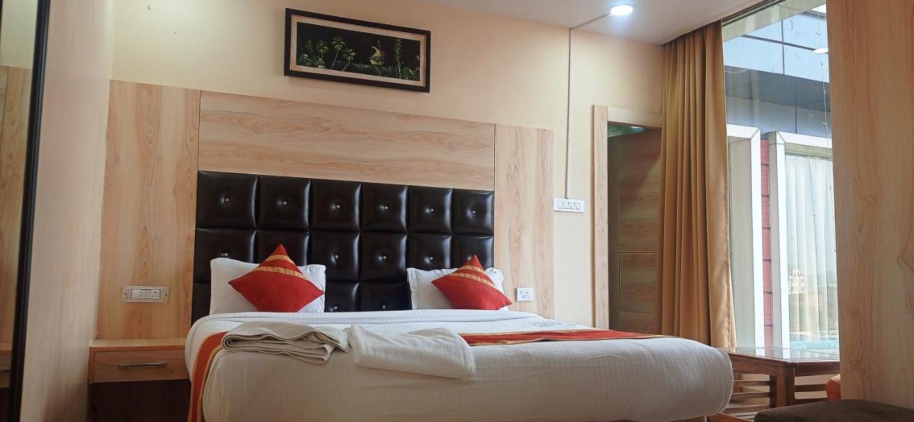 Hotel Ss Grand Лакнау Екстериор снимка