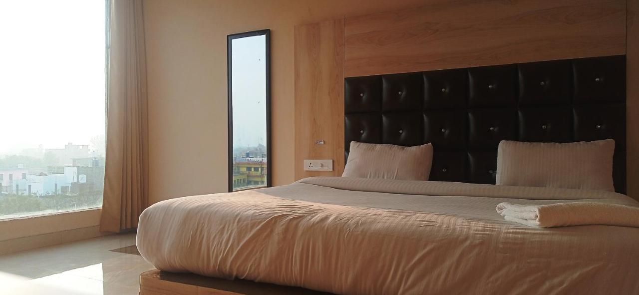 Hotel Ss Grand Лакнау Екстериор снимка